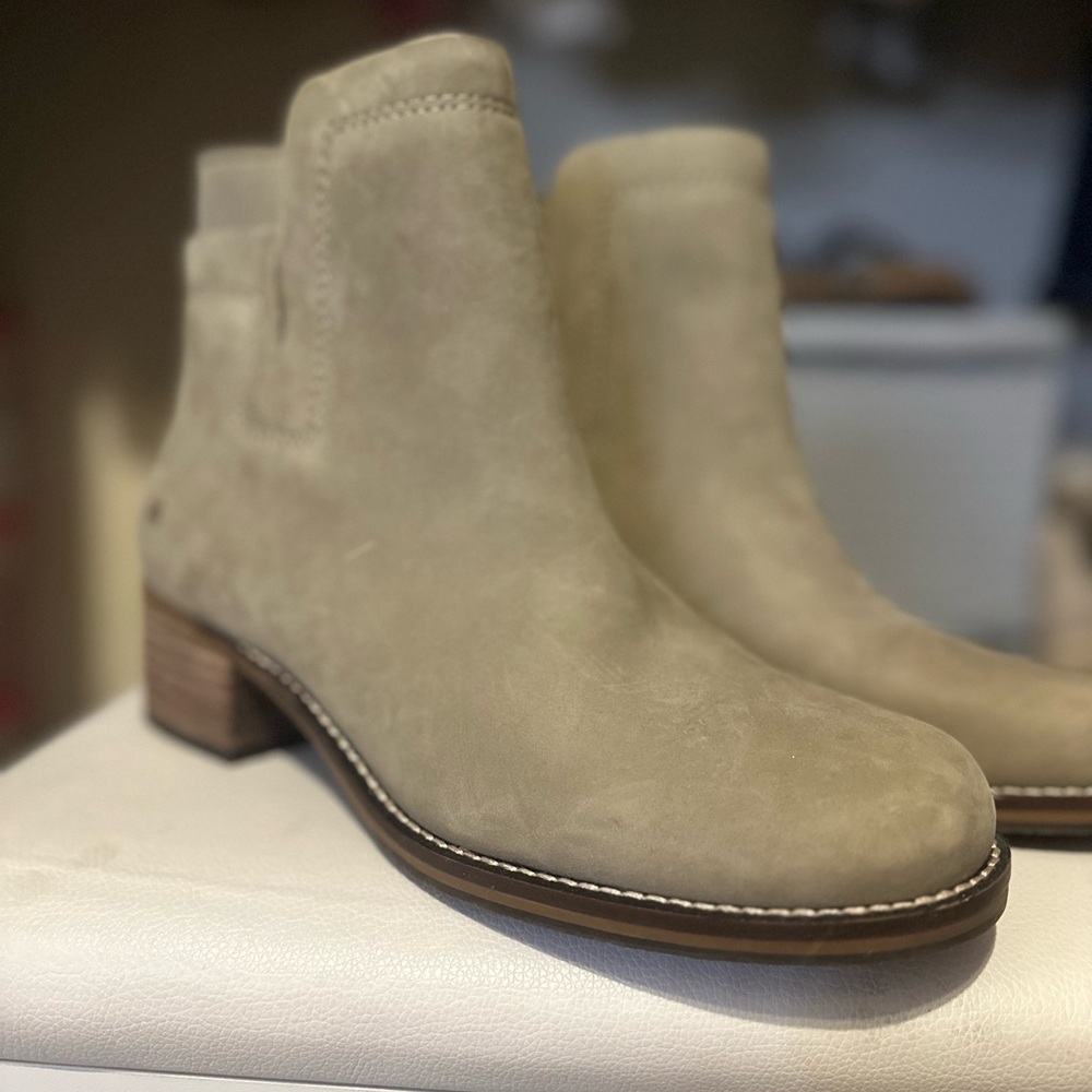 Lucky Brand Tan Ankle Booties with Sleek Design